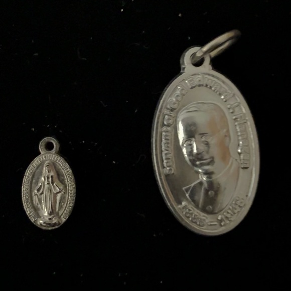 Father Edward Flanagan 1886-1948 Prayer Medal Pendant & Virgin Mary Medal - Picture 2 of 4